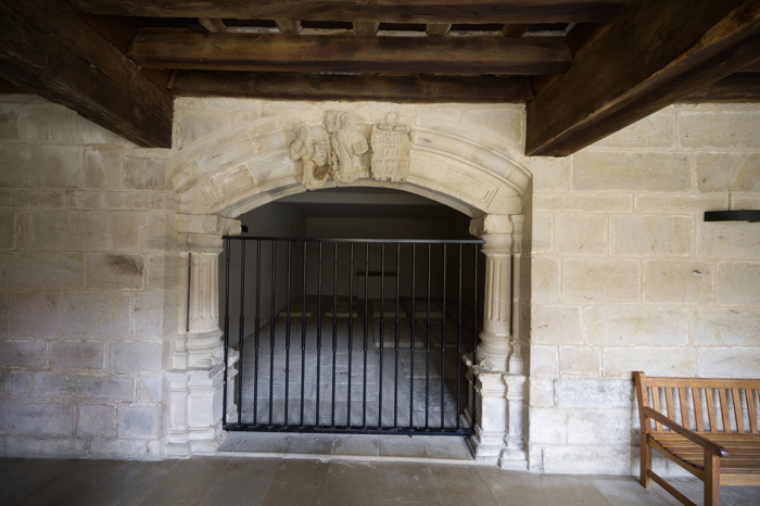 Portada de la sala capitular del claustro del monasterio de Barría